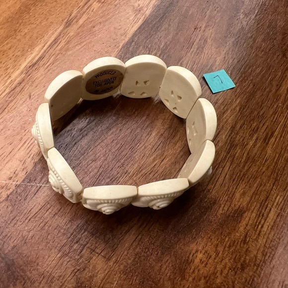 Avon Cream Carved Bracelet. Beautiful color and rare find. - Picture 11 of 11
